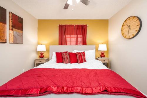 HEIRS LIVING : CRISP - Near Medical Centers and Downtown . King Bed . Pet Friendly . Free Parking in Pineville, USA