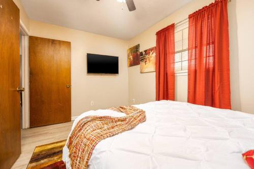HEIRS LIVING : CRISP - Near Medical Centers and Downtown . King Bed . Pet Friendly . Free Parking in Pineville, USA