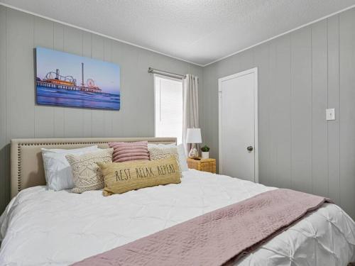 HEIRS LIVING : AMETHYST - Near Downtown . Medical Centers . 3 TVs . Pet Friendly . Kind Beds in Houston, USA