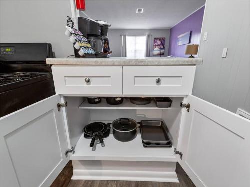 HEIRS LIVING : AMETHYST - Near Downtown . Medical Centers . 3 TVs . Pet Friendly . Kind Beds in Houston, USA