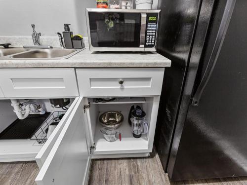 HEIRS LIVING : AMETHYST - Near Downtown . Medical Centers . 3 TVs . Pet Friendly . Kind Beds in Houston, USA