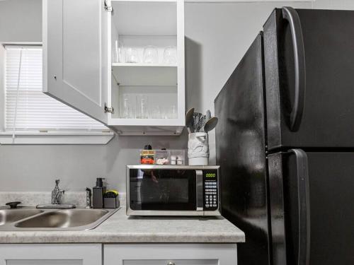 HEIRS LIVING : AMETHYST - Near Downtown . Medical Centers . 3 TVs . Pet Friendly . Kind Beds in Houston, USA