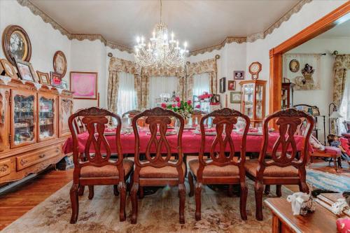 บริการและสิ่งอำนวยความสะดวก, เดอะ ซิลค์ พิงคูชัน (The Silk Pincushion) in โกลเด้น (CO)