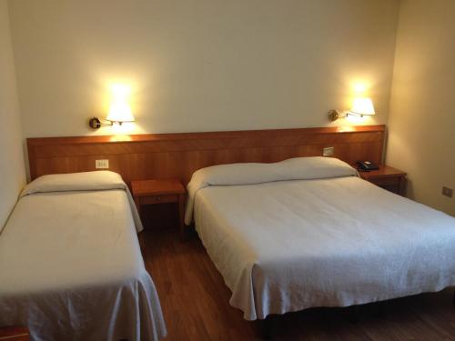1 queen bed, 1 twin bed