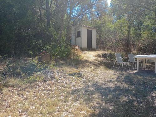 Derroñadas . Casa con enorme jardín y tenis.