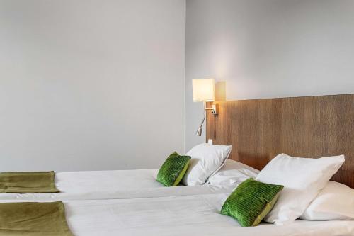 2 twin beds