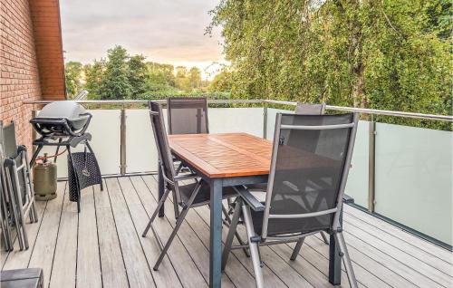 Beautiful Apartment In Wurster Nordseekste, With Kitchen