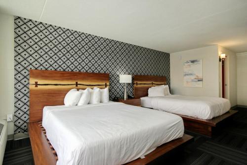 Holiday Shores Double Queen Beds, Pool View - 208