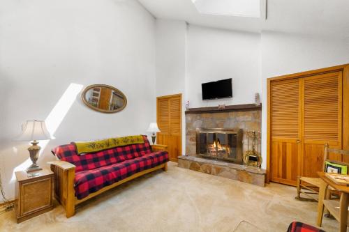 Cozy Condo by Tripp Lake