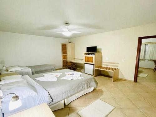 1 queen bed, 2 twin beds