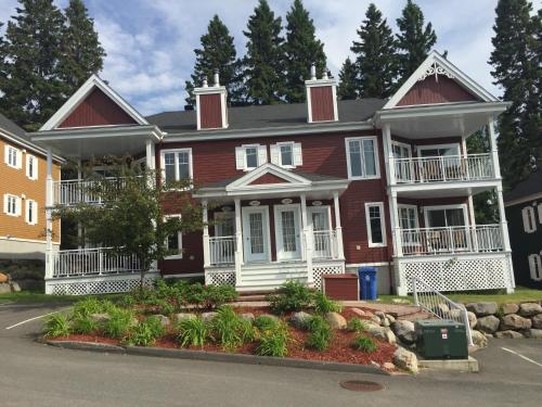 B&B Saint-Donat-de-Montcalm - Condo Lac Archambault 305 - Bed and Breakfast Saint-Donat-de-Montcalm