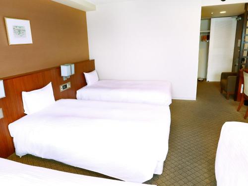 3 twin beds, 1 sofa bed