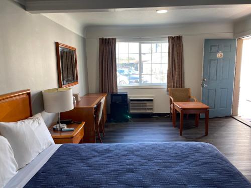 Single Room with Bathroom image 10