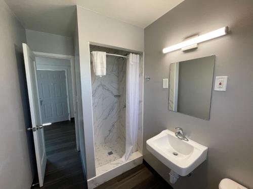 Single Room with Bathroom image 8