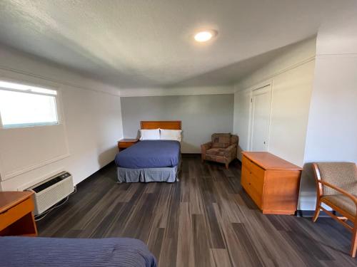 Single Room with Bathroom image 7