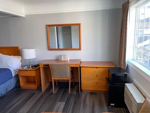 Single Room with Bathroom image 6