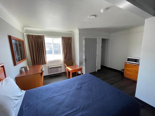 Single Room with Bathroom image 5