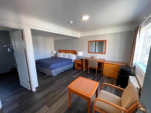 Holiday Motel - image 5