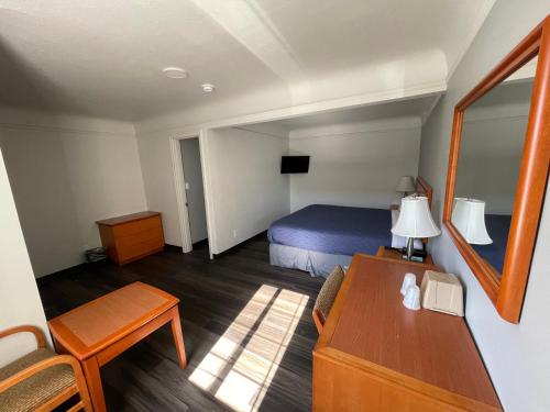 Single Room with Bathroom image 1