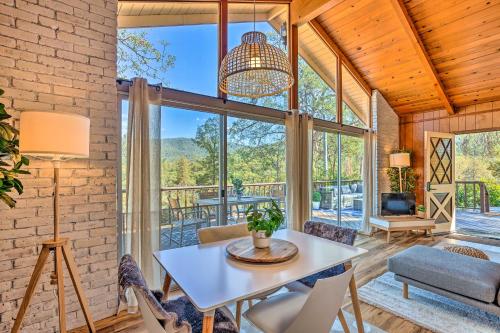 Lovely Oakhurst Cabin with Deck and Mtn Views!