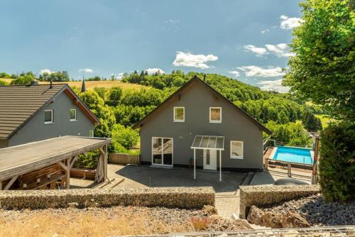Spacious Home Sauna Hot Tub Pool Patio BBQ in Hohenfels-Essingen