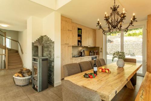 virtuve, Spacious Home Sauna Hot Tub Pool Patio BBQ in Hohenfels-Essingen