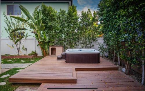 Garden, LA Dream Gem - Beautiful Home with Spa in Tarzana