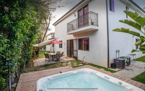 Exterior view, LA Dream Gem - Beautiful Home with Spa in Tarzana