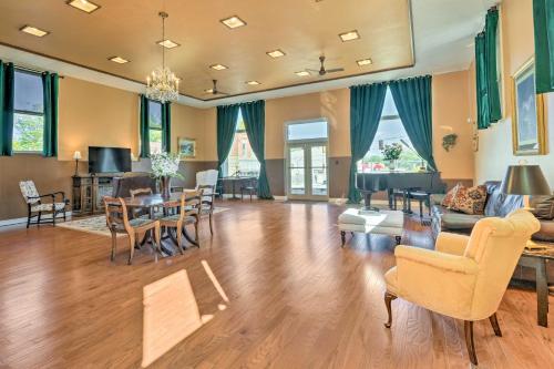 Renovated Historic Cottage about 4 Mi to Peoria! in Bartonville, USA