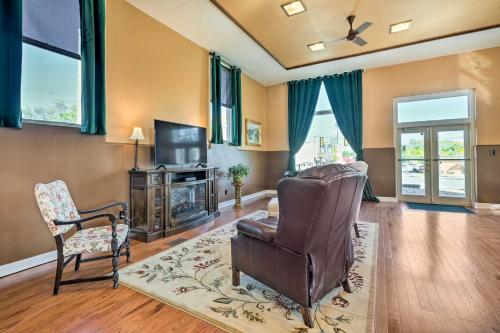 Renovated Historic Cottage about 4 Mi to Peoria! in Bartonville, USA