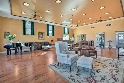 Renovated Historic Cottage about 4 Mi to Peoria! in Bartonville, USA