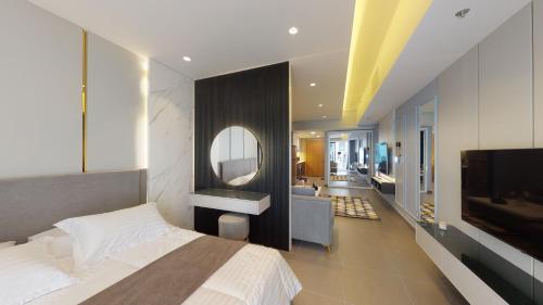 One-Bedroom Apartment image 9