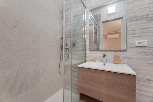 Shower, Vogue Suites Rome near Embassy of the Philippines