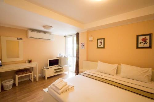 Triple Palms House Room Type - Deluxe Room