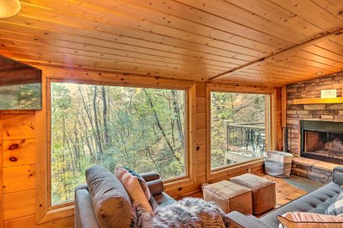 Charming Blue Ridge Cabin with Deck and Grill! in Blue Ridge, USA