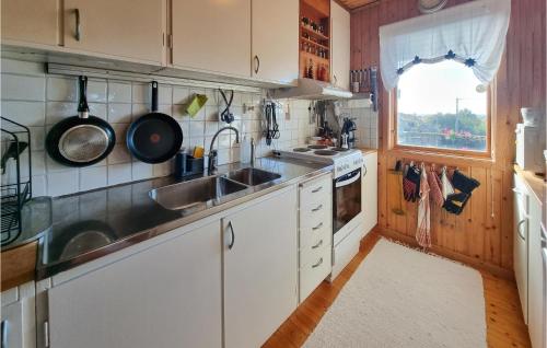 virtuve, 3 Bedroom Stunning Home In Kyrkesund in Kyrkesund