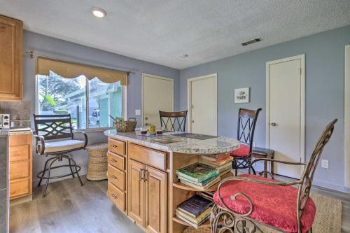 ~ 9 Mi to Universal: Orlando Retreat w/ Sun Porch! in Orlando West
