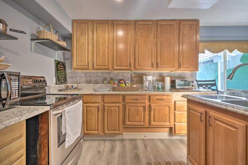 ~ 9 Mi to Universal: Orlando Retreat w/ Sun Porch! in Orlando West