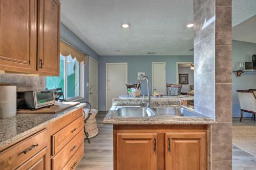 ~ 9 Mi to Universal: Orlando Retreat w/ Sun Porch! in Orlando West