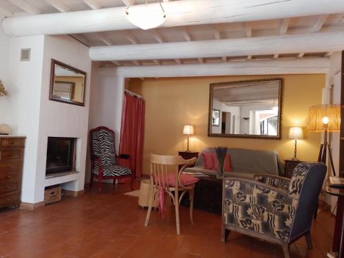 Charming stone villa with pool & garden in Montaren-et-Saint-Mediers