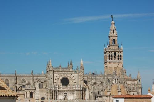 Sevilla Central Suites Apartamentos Puerta Jerez - image 11