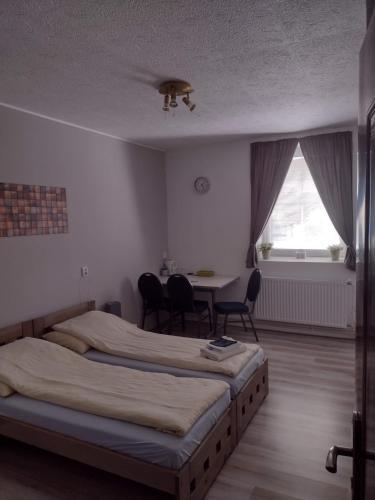 3 twin beds