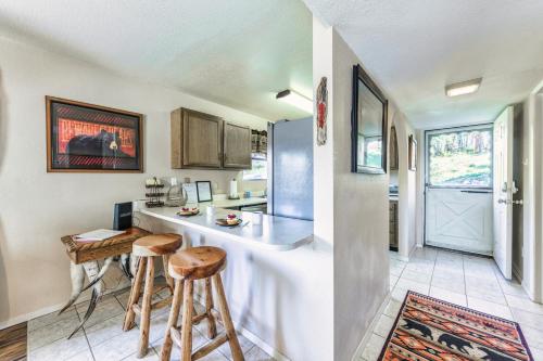 Mama Bear's Den 2 Bedrooms Sleeps 6 Wood Stove Gas Grill WiFi - image 7