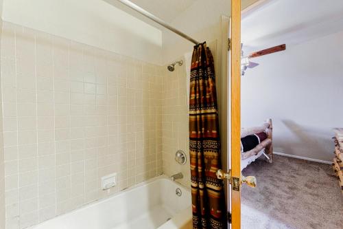 Mama Bear's Den 2 Bedrooms Sleeps 6 Wood Stove Gas Grill WiFi - image 12