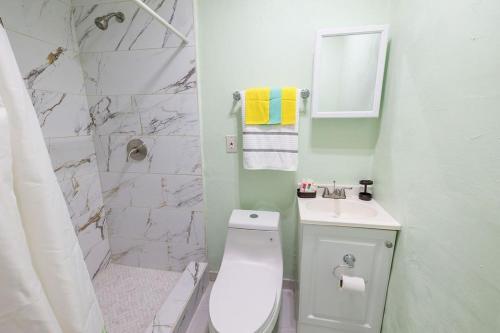 Private Suite in North Miami - Tap to explore photos