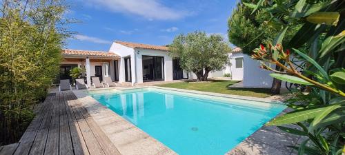 Superbe villa avec piscine chauffée à proximité du centre village - Location, gîte - La Flotte