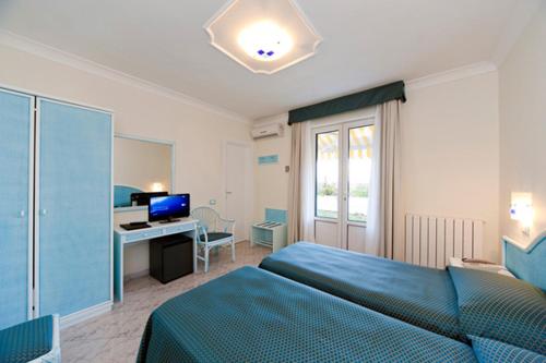 3 twin beds