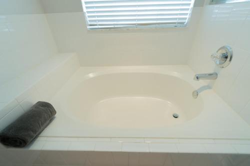 Fürdőszoba, Spacious 4-bedroom 2-bath Abode in Eagle Lake (FL)