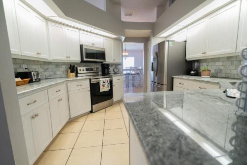 Konyha, Spacious 4-bedroom 2-bath Abode in Eagle Lake (FL)