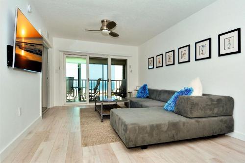 Land's End #403 building 6 - Beach Front - main image